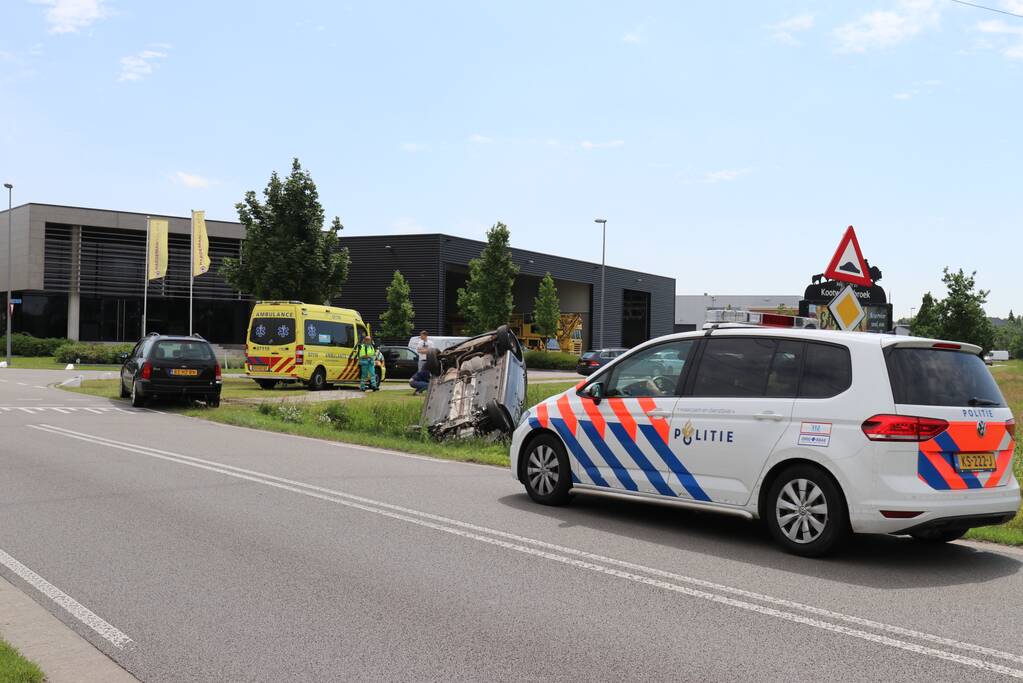 Auto belandt op de kop in sloot