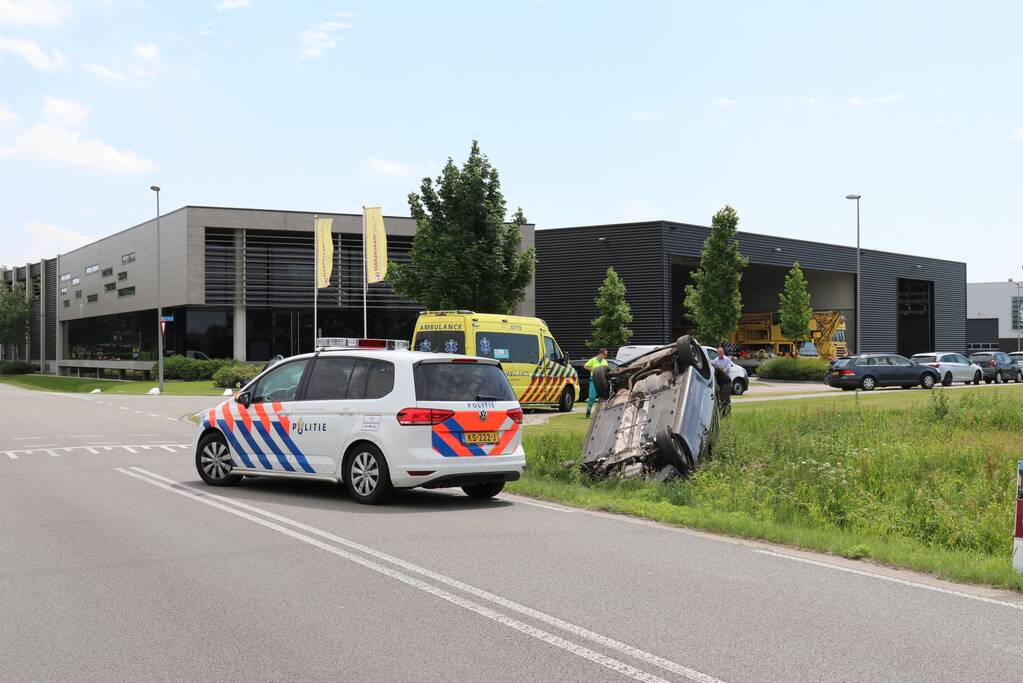 Auto belandt op de kop in sloot