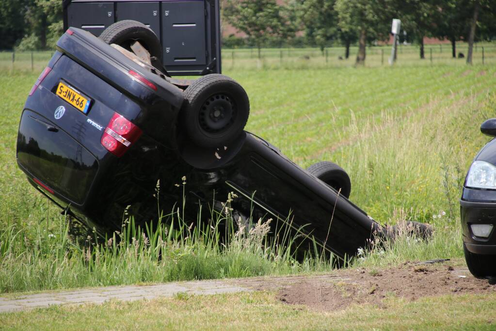 Auto belandt op de kop in sloot