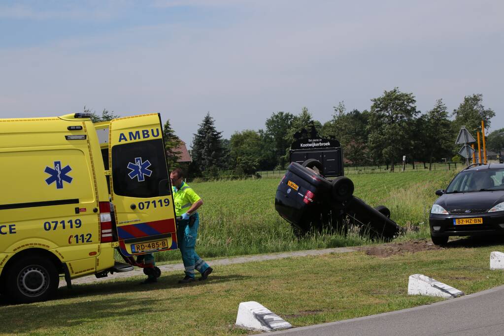 Auto belandt op de kop in sloot