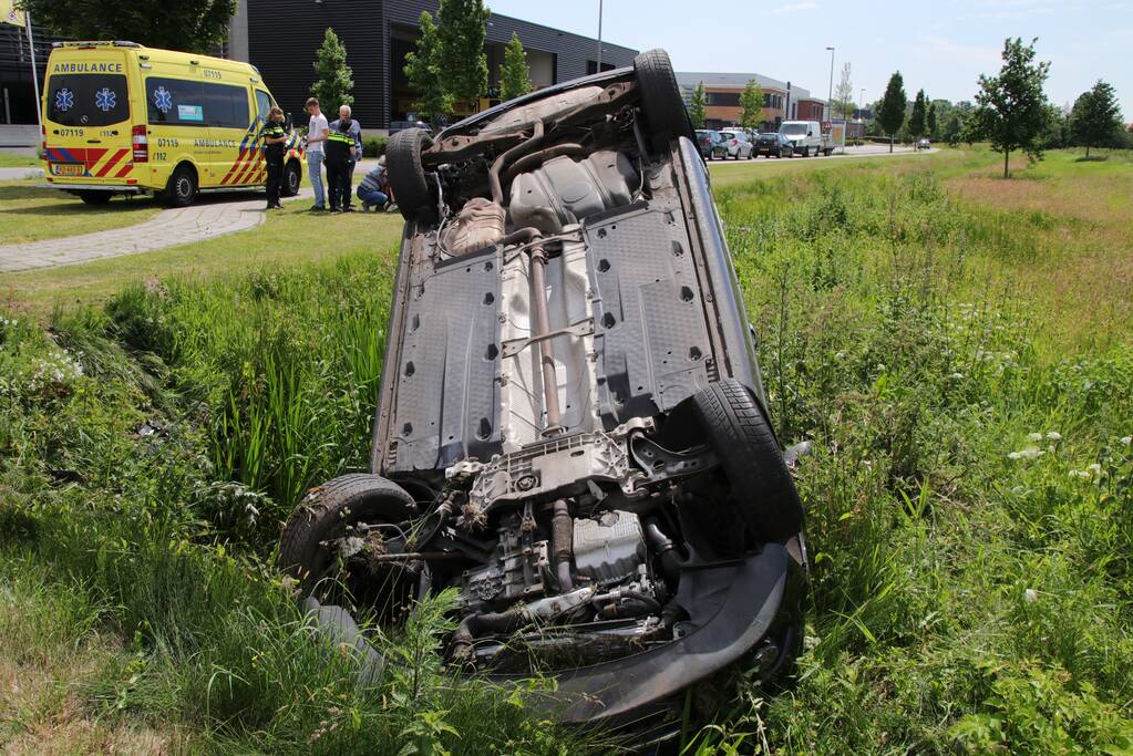 Auto belandt op de kop in sloot