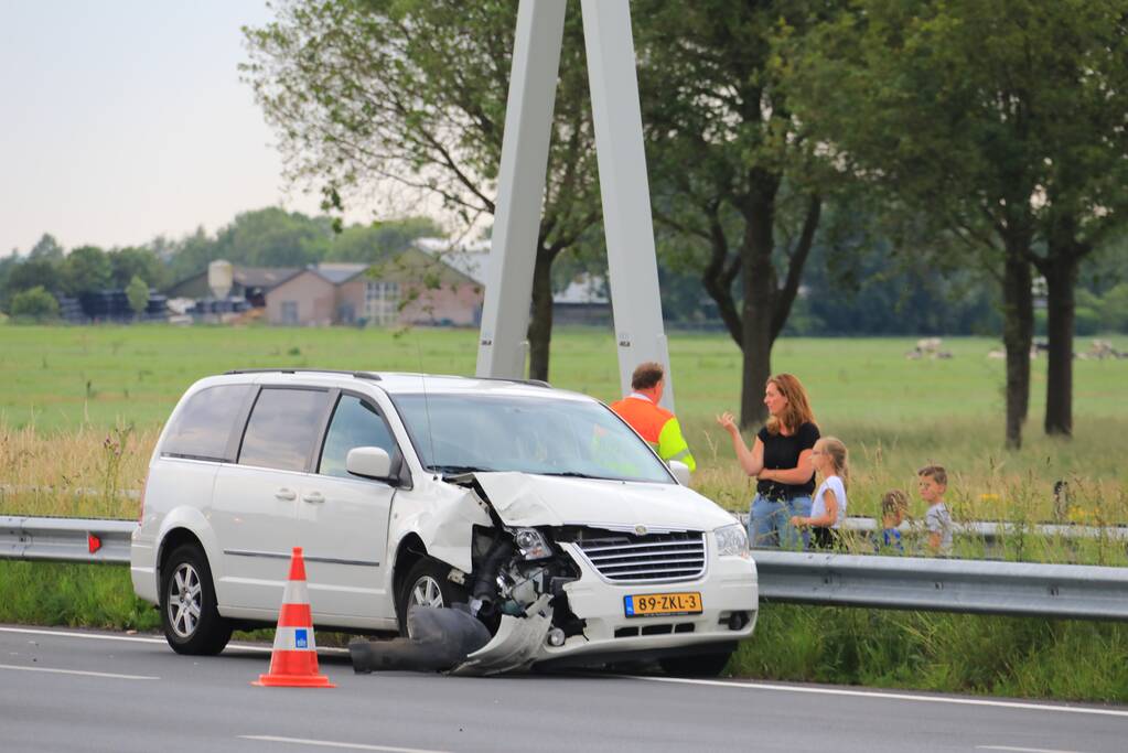 Rijbaan afgesloten door kop-staart botsing