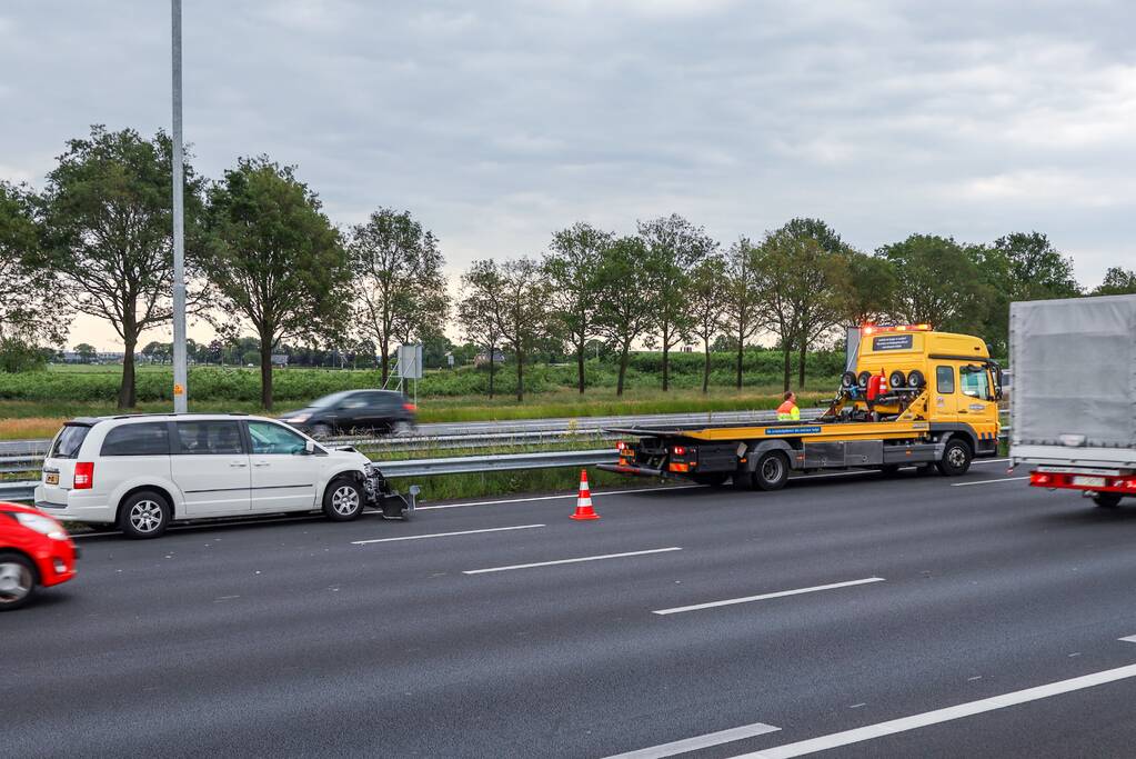 Rijbaan afgesloten door kop-staart botsing