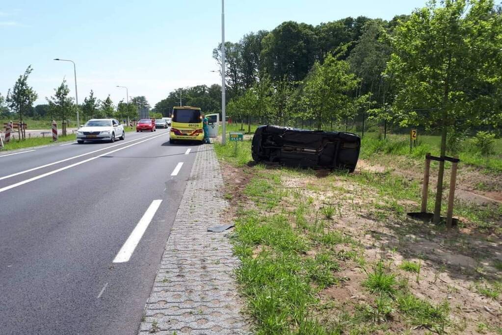 Auto belandt op zijn kant