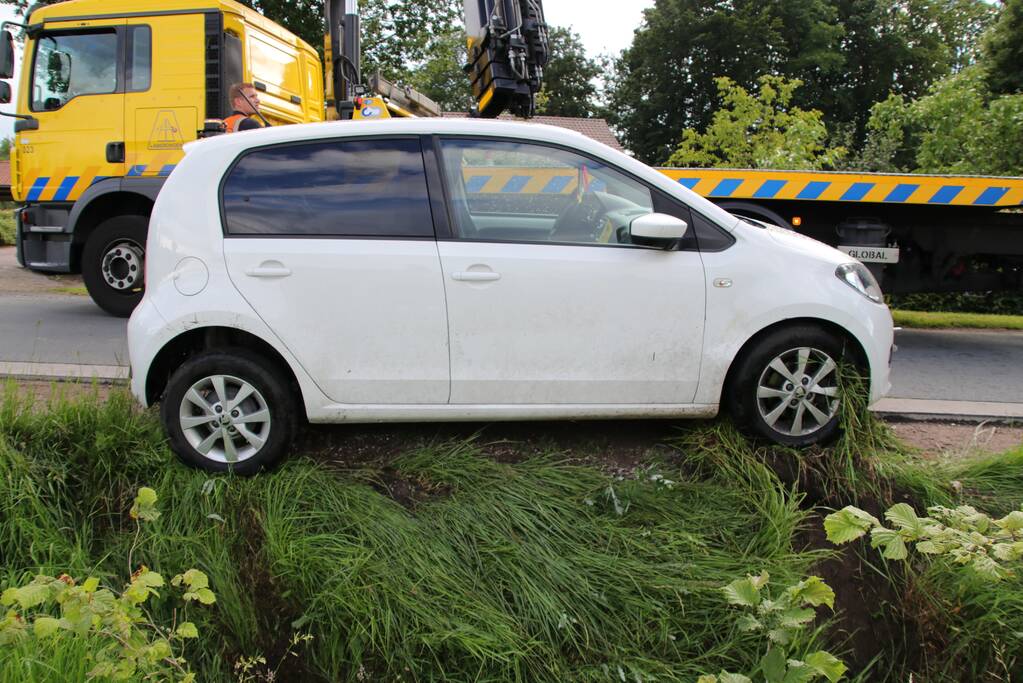 Auto wijkt uit en belandt in de sloot