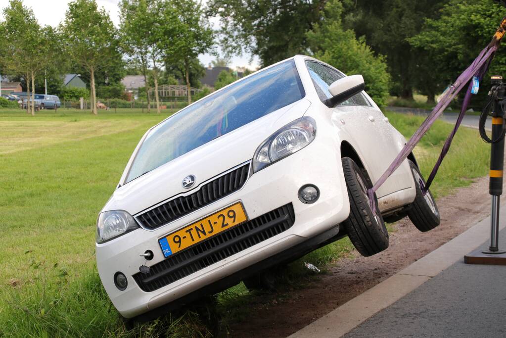 Auto wijkt uit en belandt in de sloot