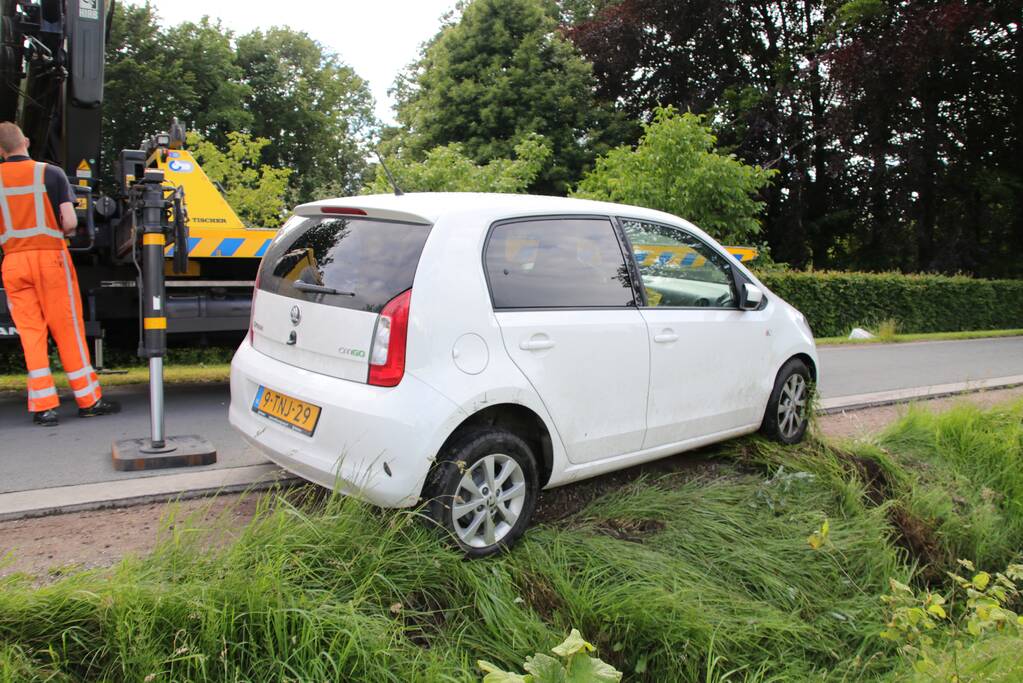 Auto wijkt uit en belandt in de sloot