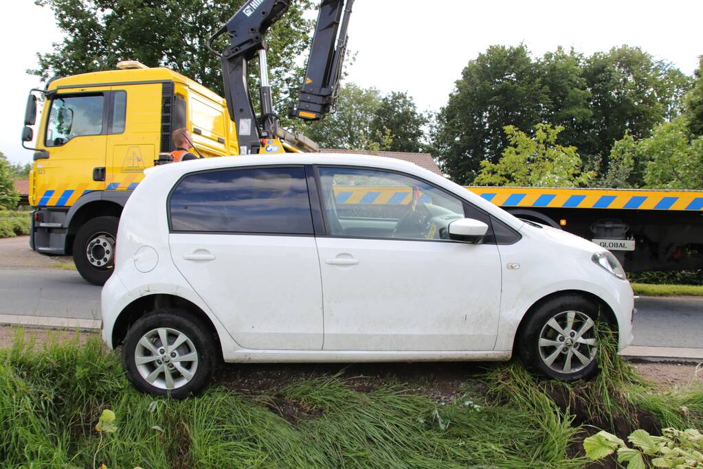 Auto wijkt uit en belandt in de sloot