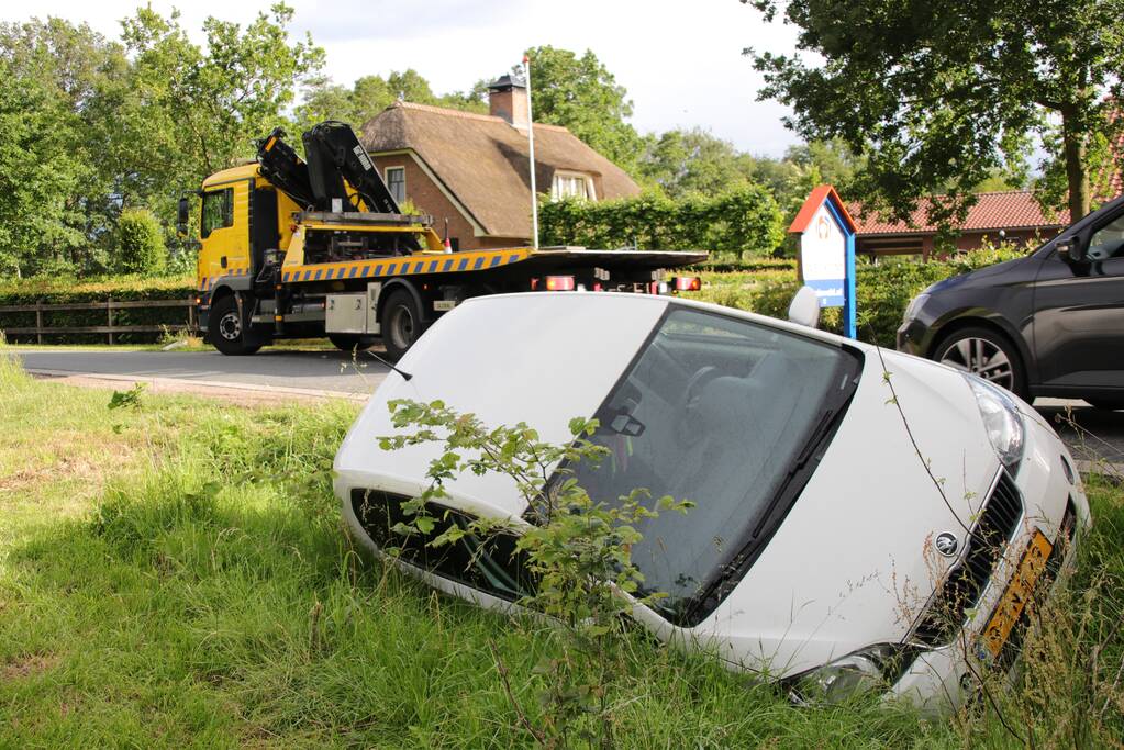 Auto wijkt uit en belandt in de sloot