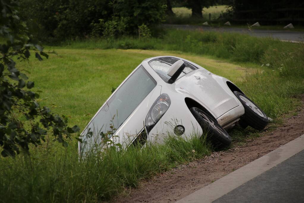 Auto wijkt uit en belandt in de sloot