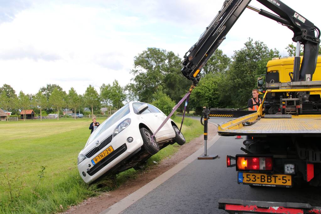 Auto wijkt uit en belandt in de sloot