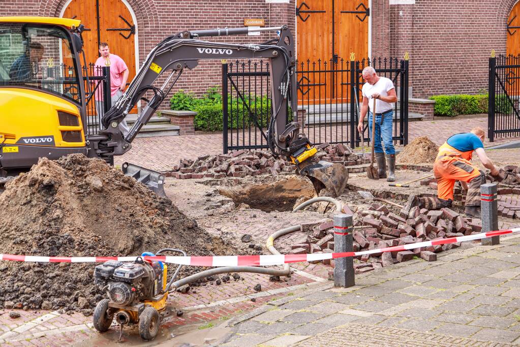 Straat afgesloten door waterlekkage