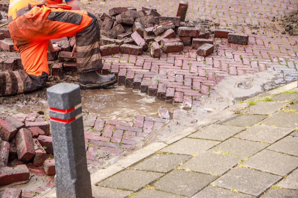 Straat afgesloten door waterlekkage