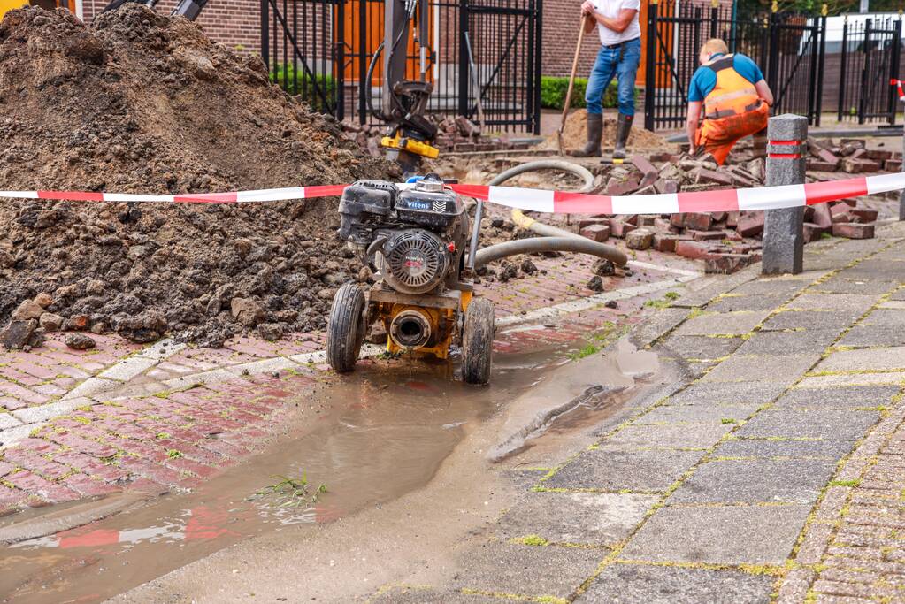 Straat afgesloten door waterlekkage