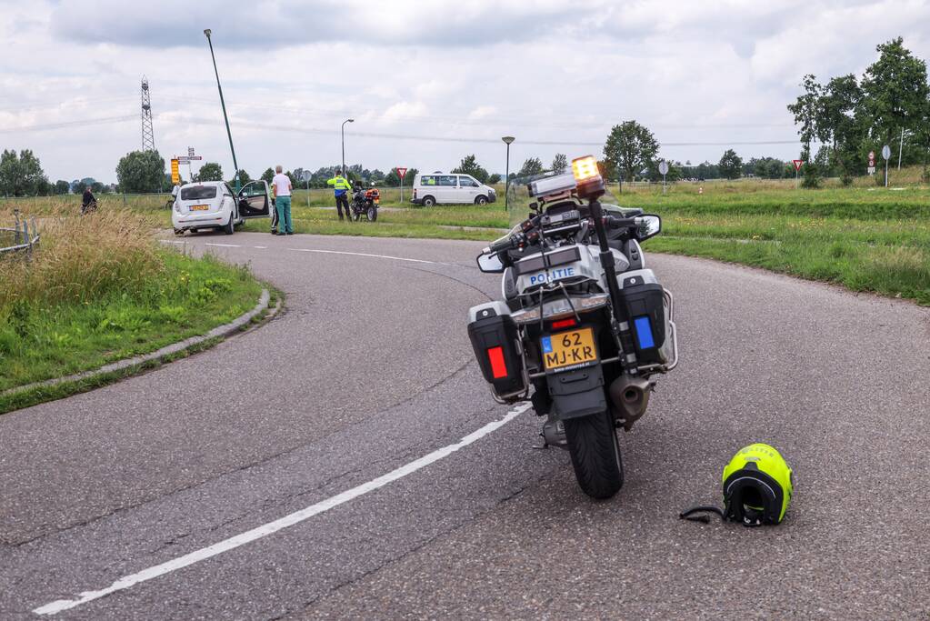 Automobilist botst tegen lantaarnpaal