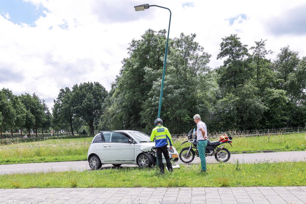 Automobilist botst tegen lantaarnpaal