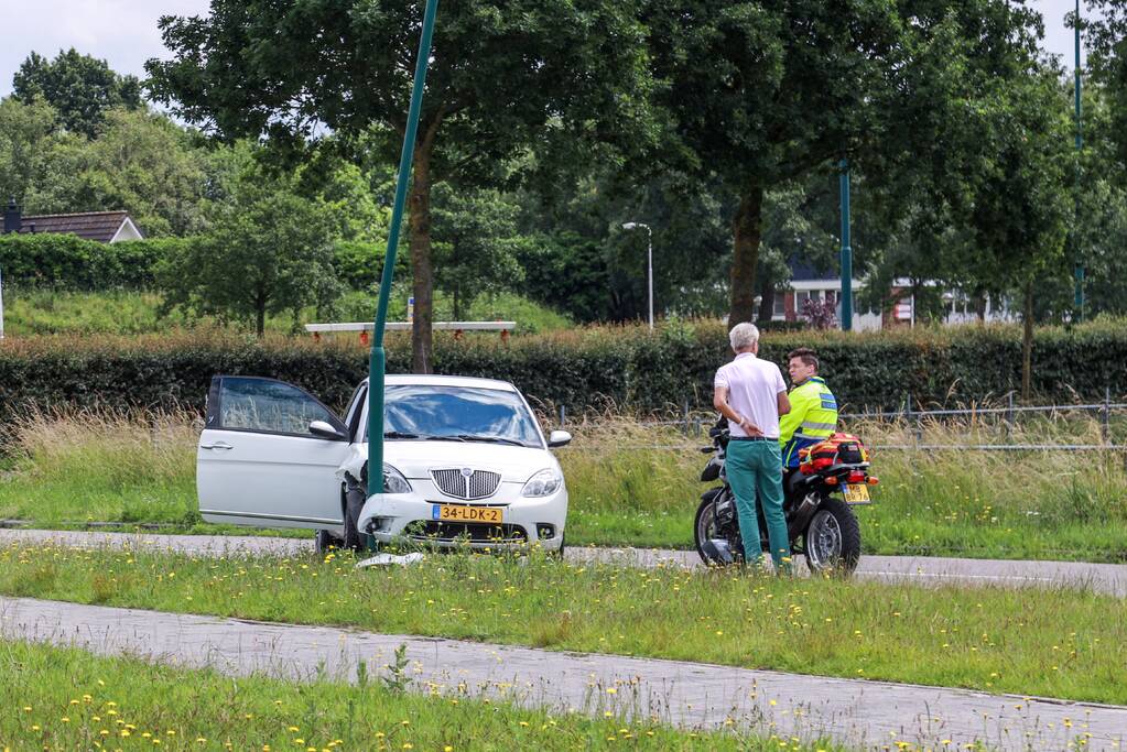 Automobilist botst tegen lantaarnpaal