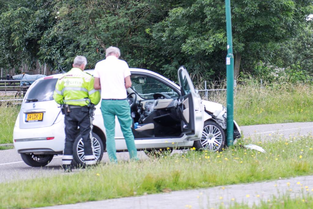 Automobilist botst tegen lantaarnpaal