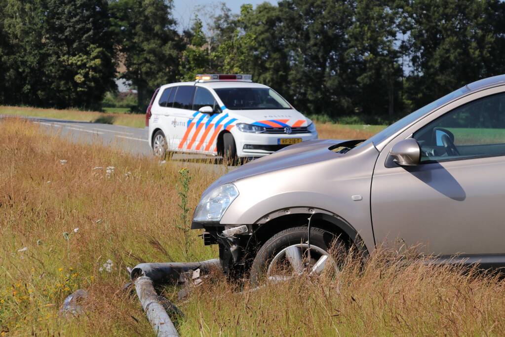 Automobilist rijdt lantaarnpaal uit de grond