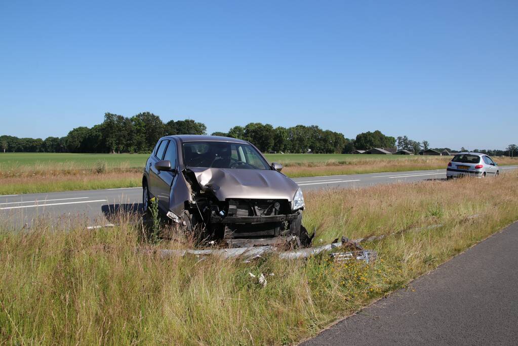 Automobilist rijdt lantaarnpaal uit de grond