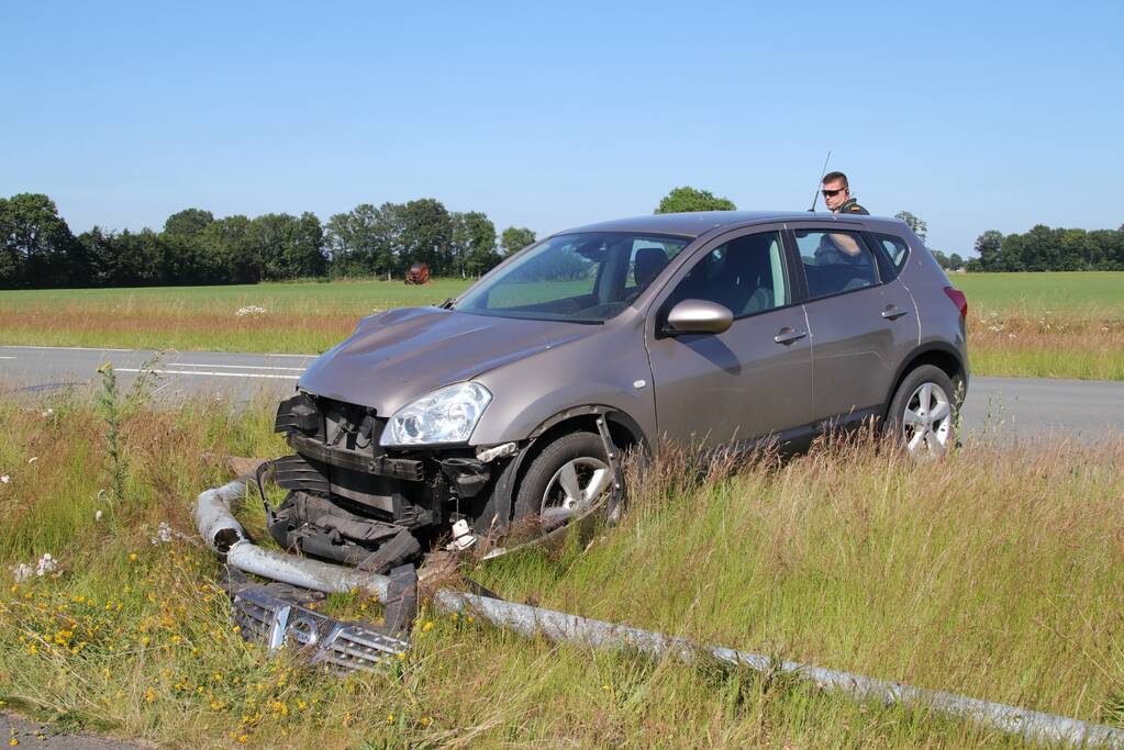 Automobilist rijdt lantaarnpaal uit de grond