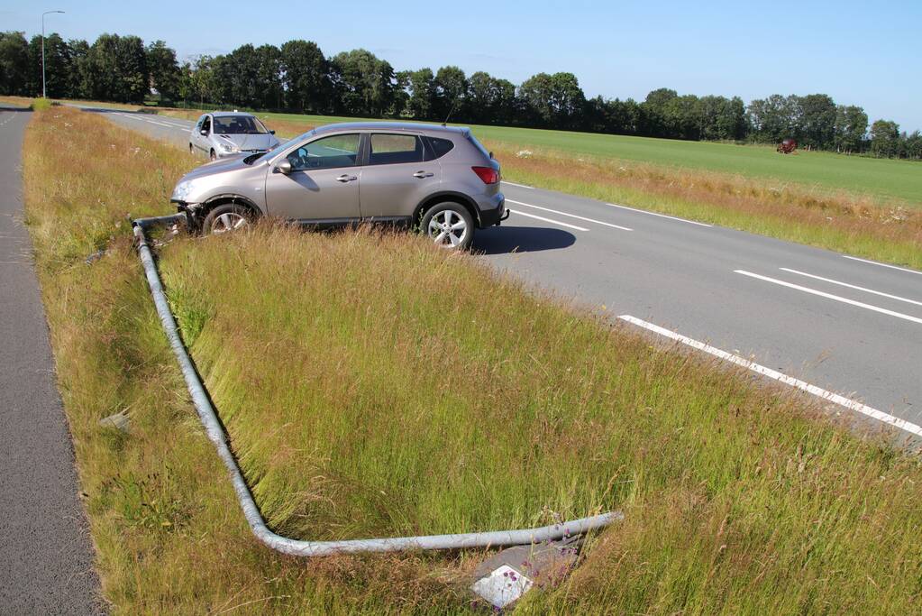 Automobilist rijdt lantaarnpaal uit de grond