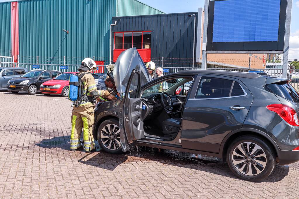 Beginnende autobrand snel geblust