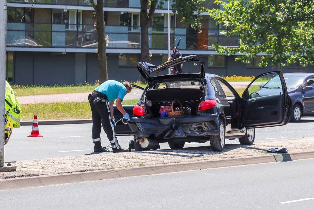 Bestelbus ramt personenauto