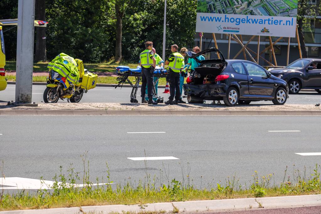 Bestelbus ramt personenauto