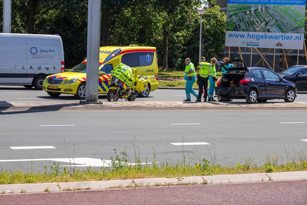 Bestelbus ramt personenauto