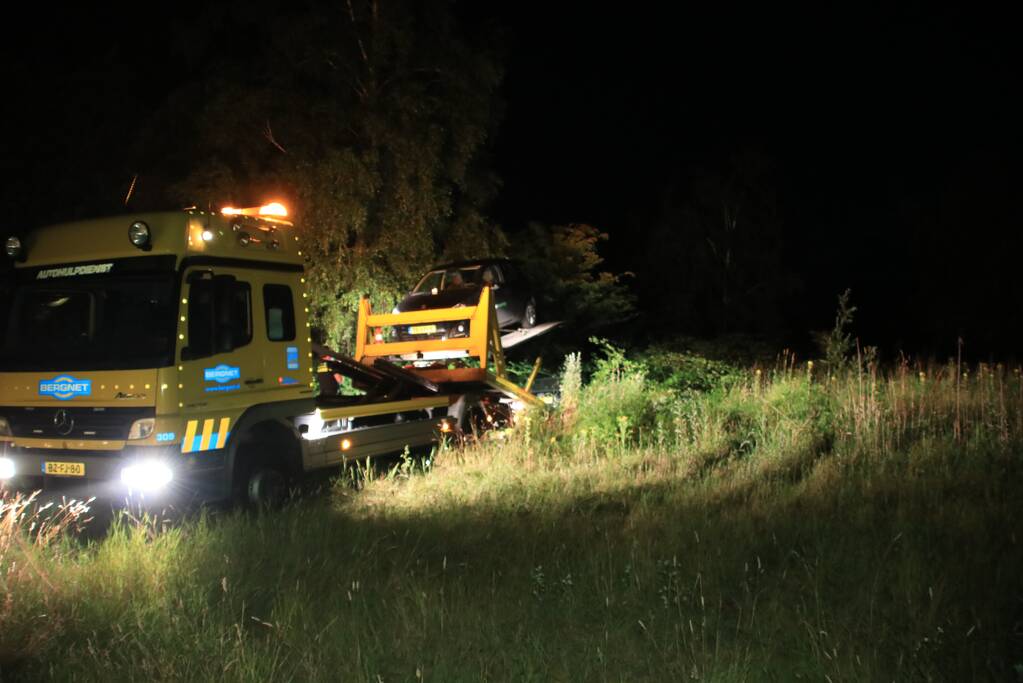 Auto raast met grote snelheid van de snelweg af