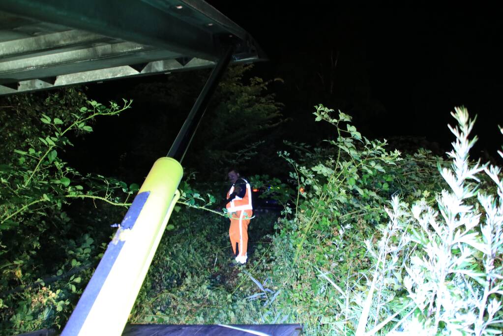 Auto raast met grote snelheid van de snelweg af