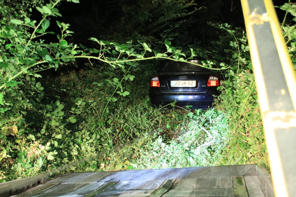 Auto raast met grote snelheid van de snelweg af