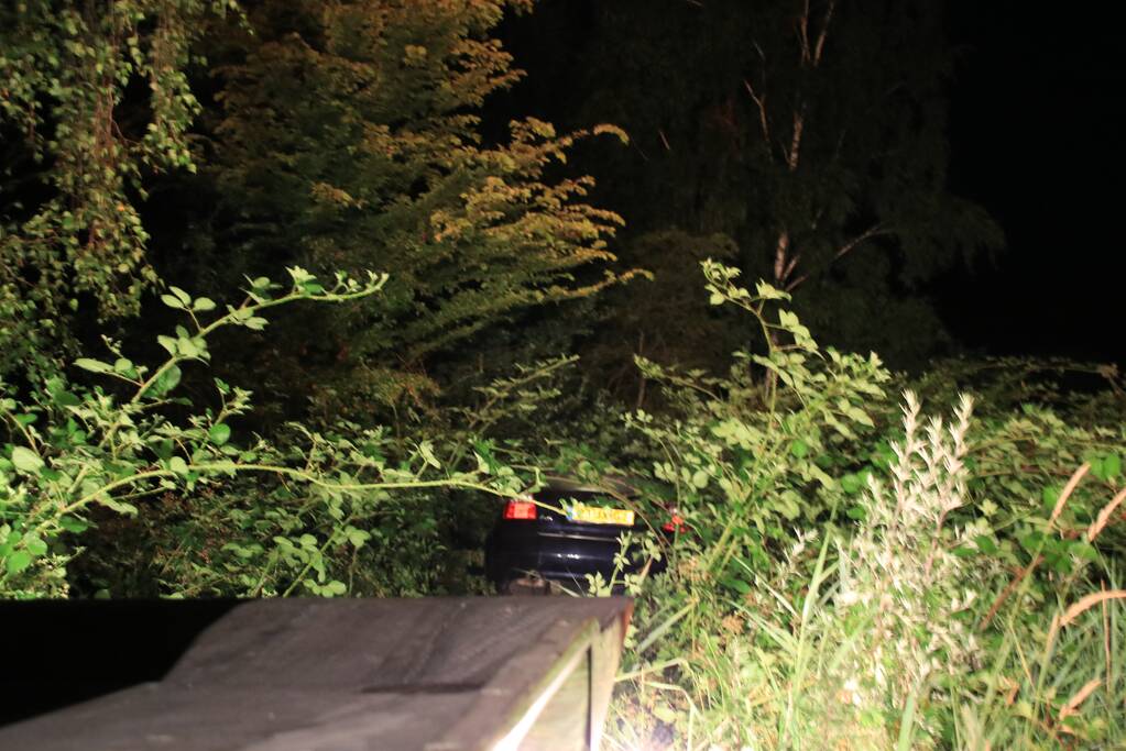 Auto raast met grote snelheid van de snelweg af