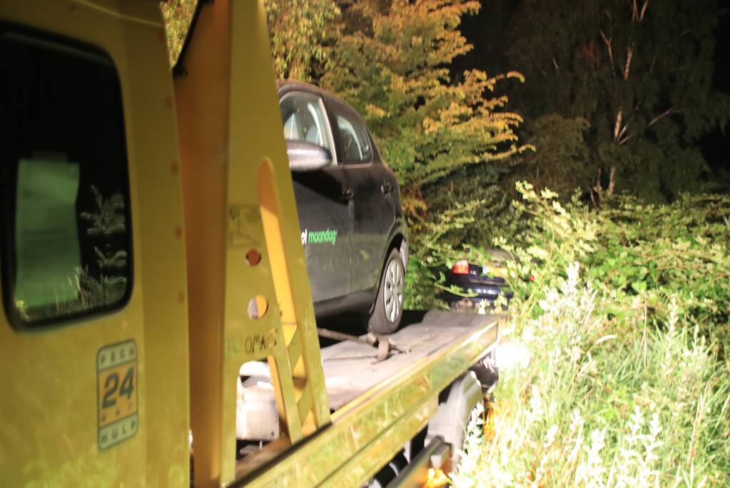 Auto raast met grote snelheid van de snelweg af