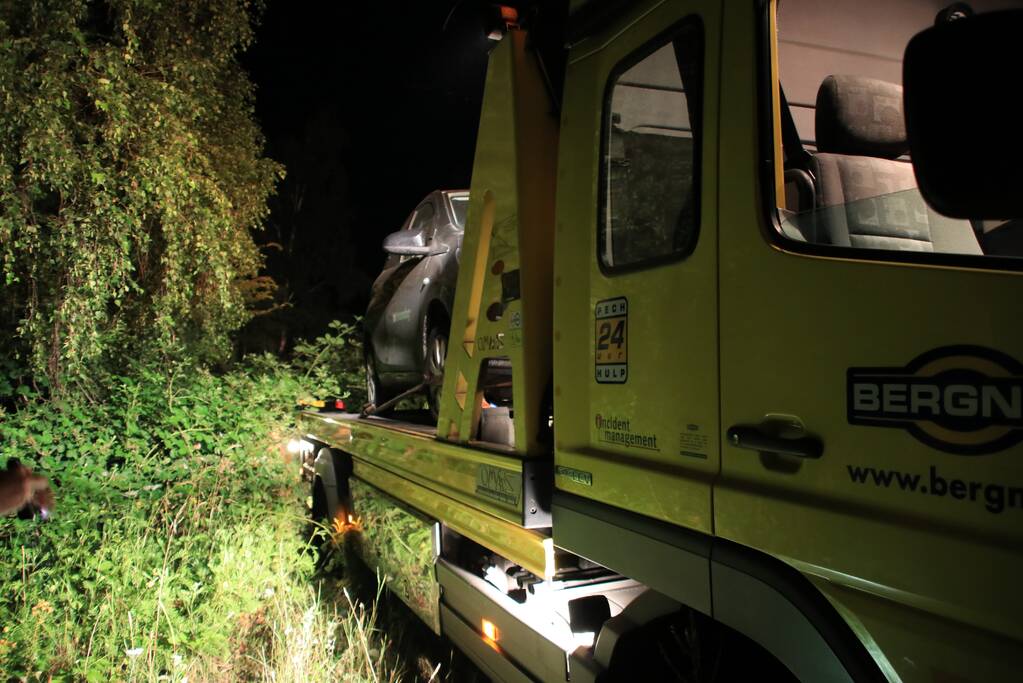 Auto raast met grote snelheid van de snelweg af