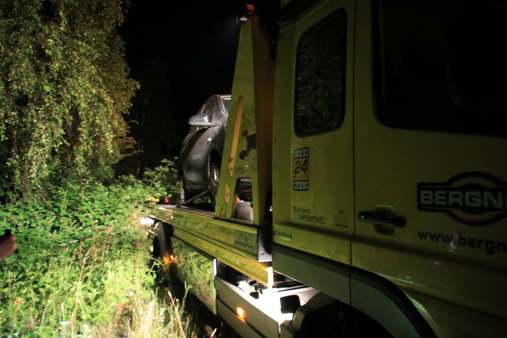 Auto raast met grote snelheid van de snelweg af