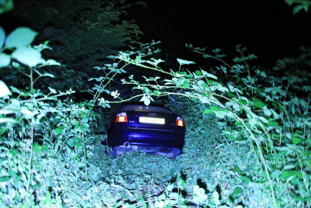 Auto raast met grote snelheid van de snelweg af