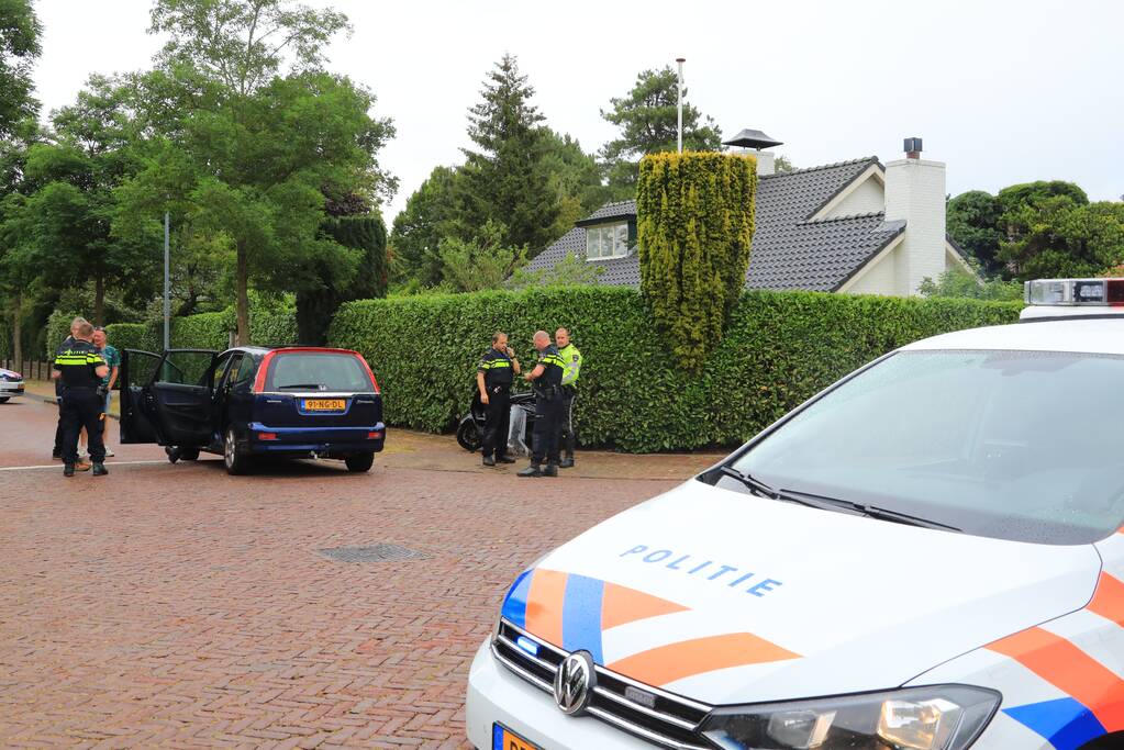 Twee gewonden na botsing met auto