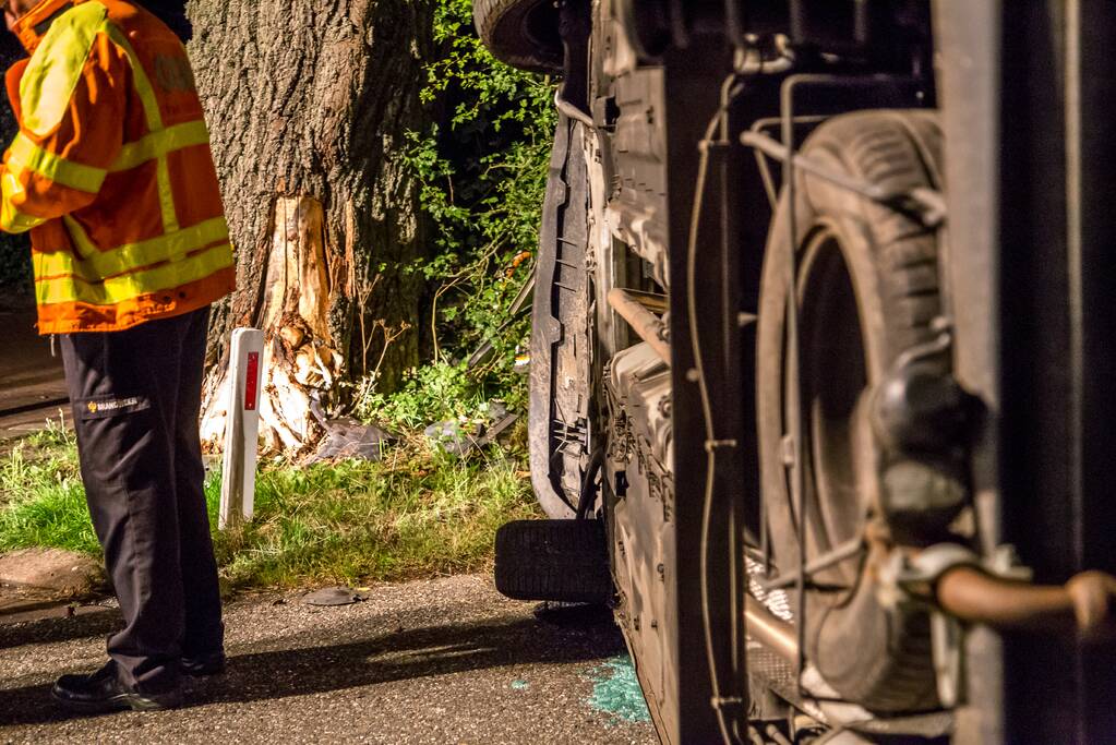 Auto botst tegen boom; 48 jarige Roemeen komt om