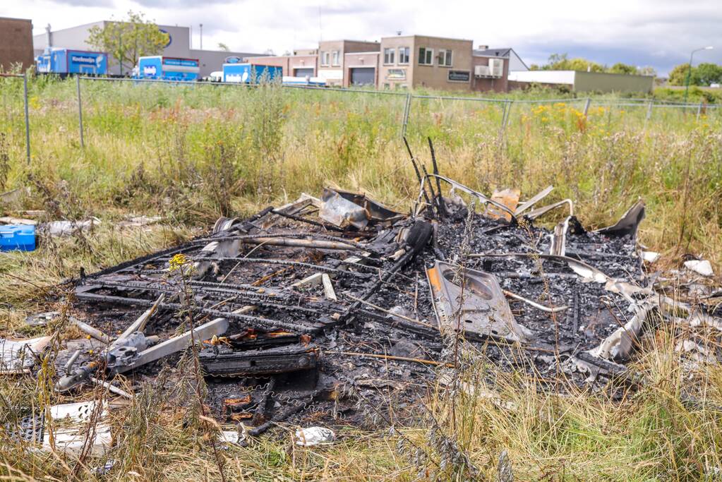 Caravan op braakliggend terrein afgebrand