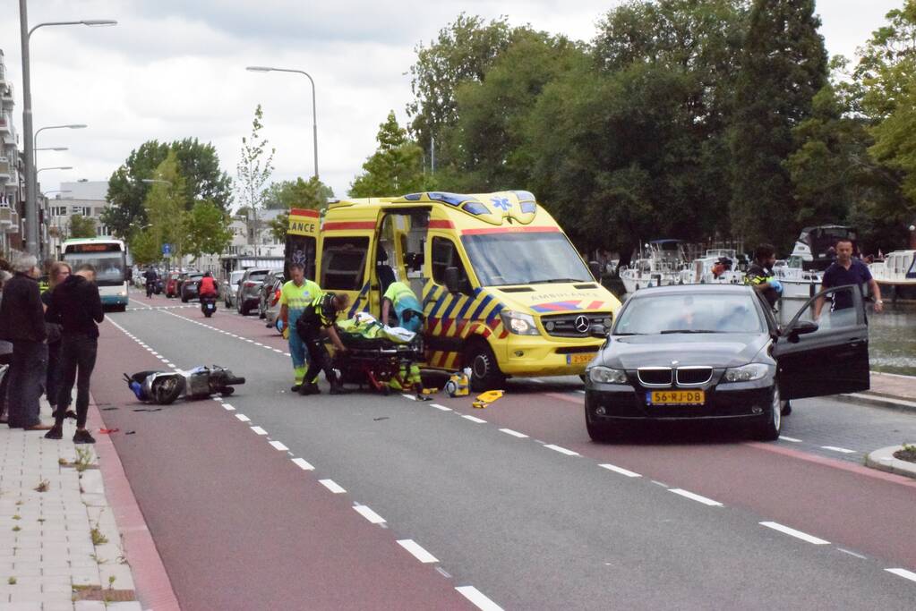 Scooterrijder gewond na aanrijding met auto