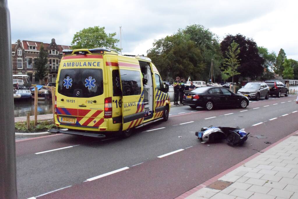 Scooterrijder gewond na aanrijding met auto