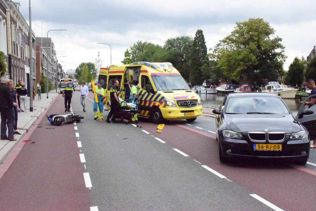 Scooterrijder gewond na aanrijding met auto