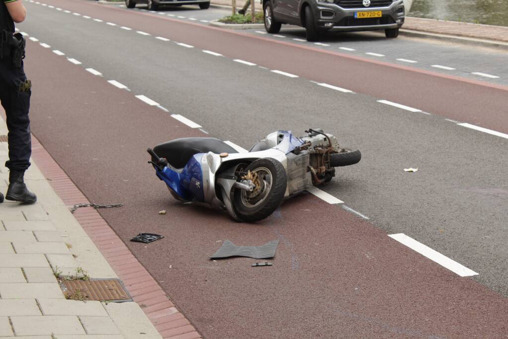 Scooterrijder gewond na aanrijding met auto