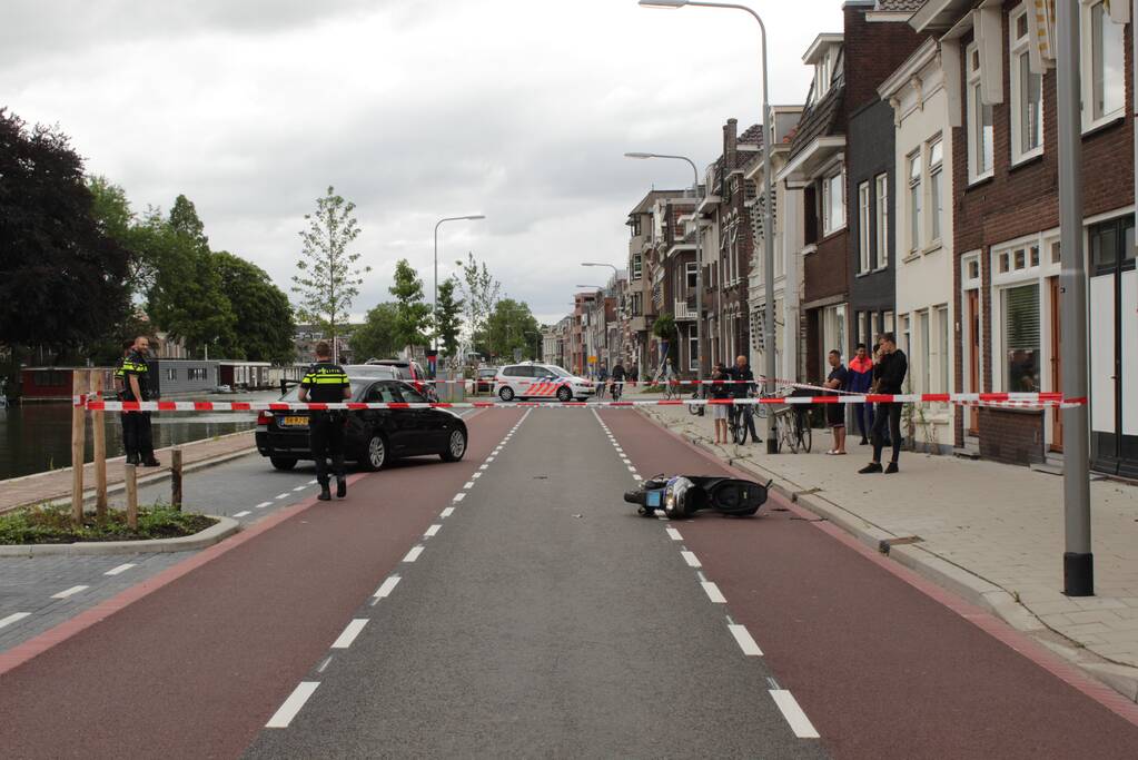 Scooterrijder gewond na aanrijding met auto