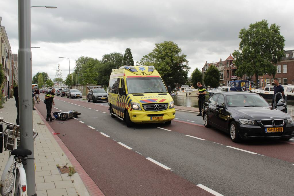 Scooterrijder gewond na aanrijding met auto