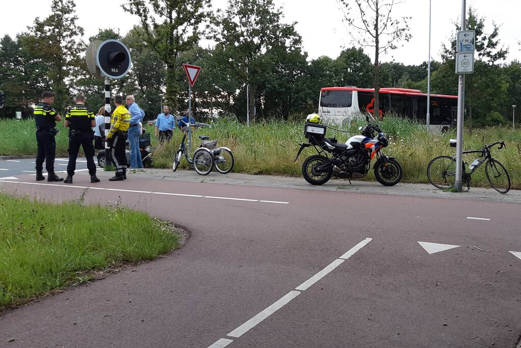 Vrouw in scootmobiel botst op stadsbus