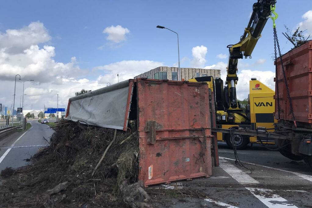 Afrit afgesloten door gekantelde vrachtwagen