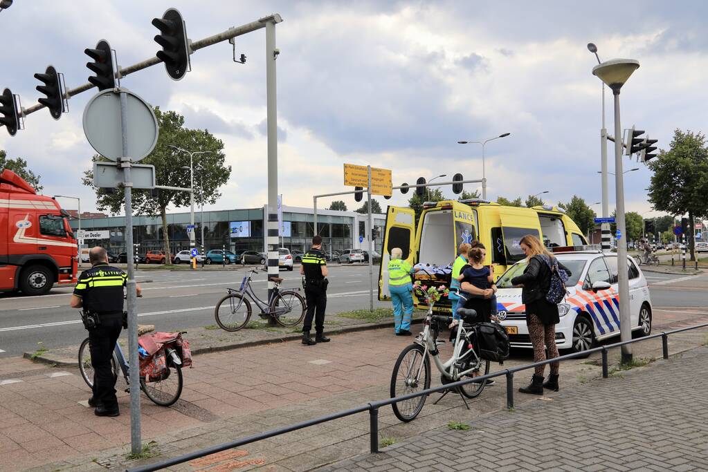 Oudere vrouw van haar fiets gereden